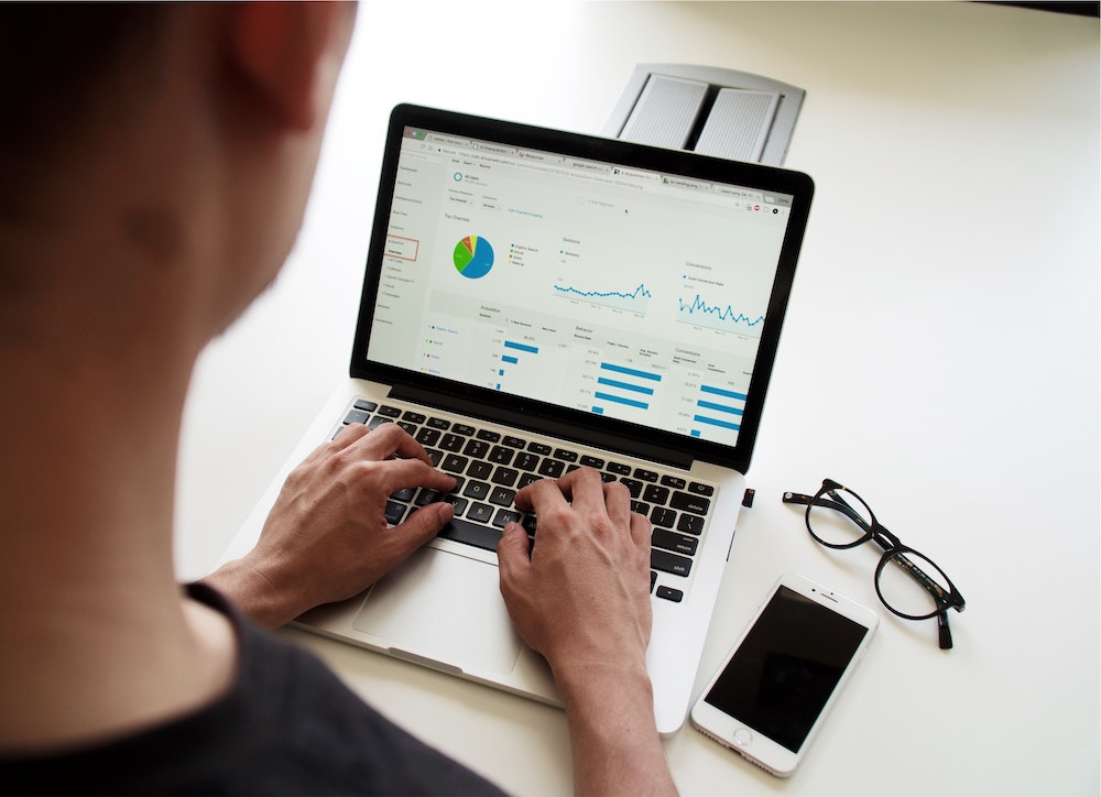 An eCommerce seller checks his company's profit margins.